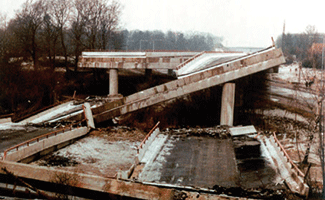 On 8 February 1972, the day before the official opening, the Fiskebæk bridge collapsed. Photos: Vejdirektoratet.